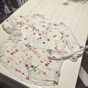 🔥Gap floral blouse, white size medium, made in Vietnam